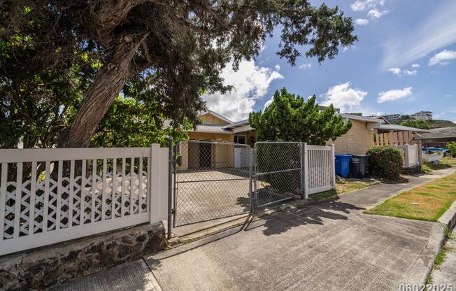 Studio in Salt Lake $1450 Electric Water and Sewer Included - 932 Alakapua St