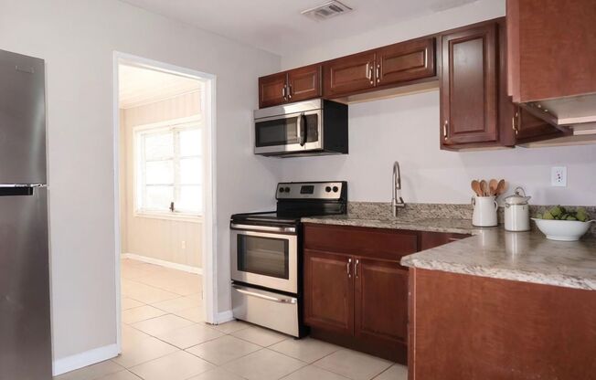 Spacious 2 Bedroom, 1 Bathroom Home in Meadowlawn!