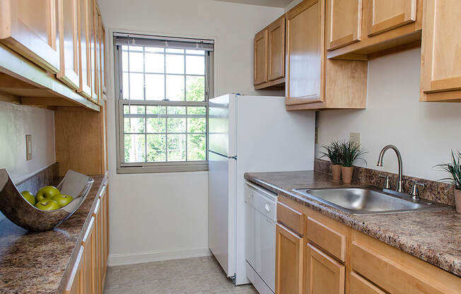Kitchen with classic appliances at Mason Hall in Alexandria, VA 22314