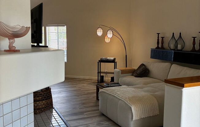 Beautiful La Jolla Condo – Fully Furnished – $350 Off 1st Month!