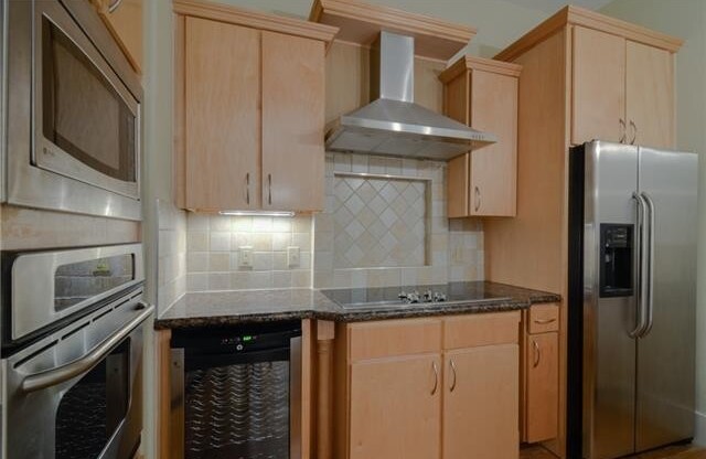 Penthouse Condo with Garage – Prime Location!