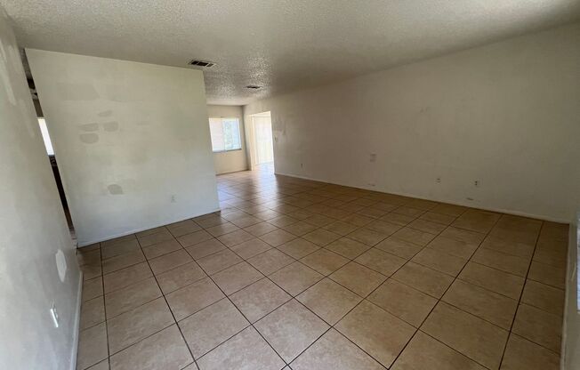 $1,750 ** Annual ** 3 Bed / 2 Bath ** Single Family ** Conveniently Located on Edgewater Dr