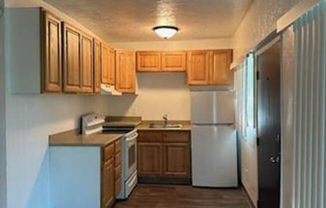 Studio, 1 bath, 400 sqft, $1,100, Unit 32