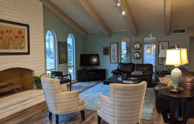 1 bed, 1 bath, 605 sqft, $1,200, Unit B40