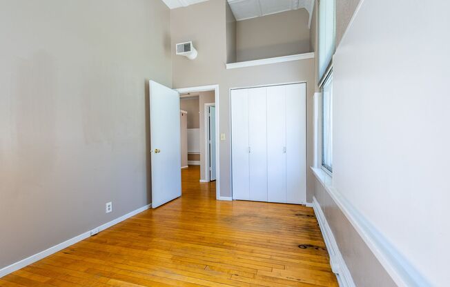 2 beds, 1 bath, 825 sqft, $899, Unit 3819 Jones St #201