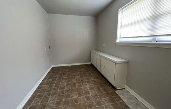 3 beds, 1 bath, $800