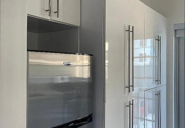 916 W 42 ST
