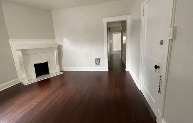 Completely remodeled 2 bedroom apartment near Case Weston Reserve University
