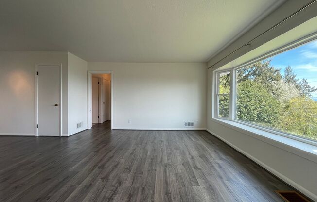 NW Portland 2 Bed 1.5 Bath + Bonus Room - Views of St. John Bridge - Landscaping Included and Washer and Dryer!!