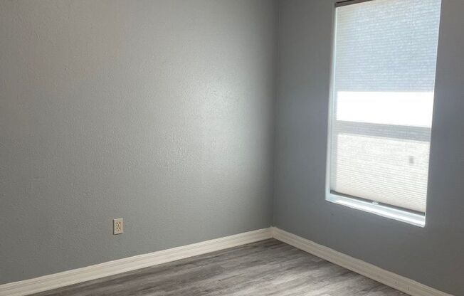 Available Now! 2Bed/1Bath