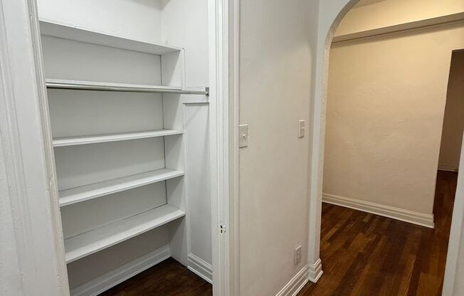 1 bed, 1 bath, 962 sqft, $1,510, Unit New King Edward  306