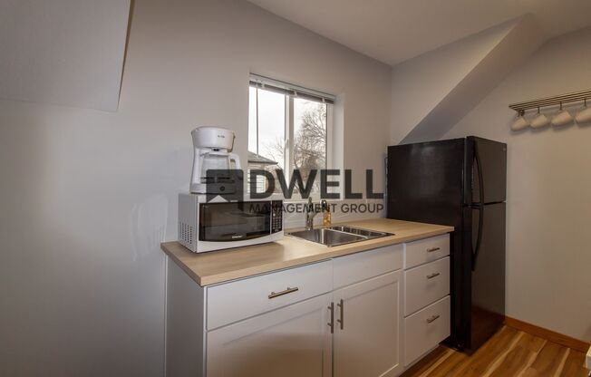 2 beds, 1 bath, $1,050, Unit 2