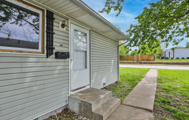 1 Bedroom | 1 Bathroom | Apartment | Located In the Heart of Downtown and Near Campus's | PETS WELCOME