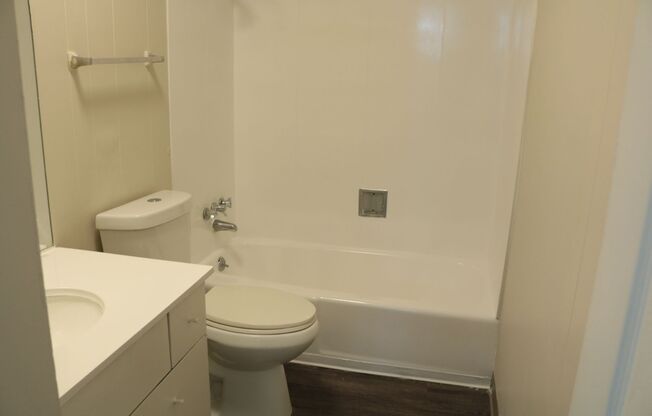 2 beds, 1 bath, 764 sqft, $875, Unit 57B