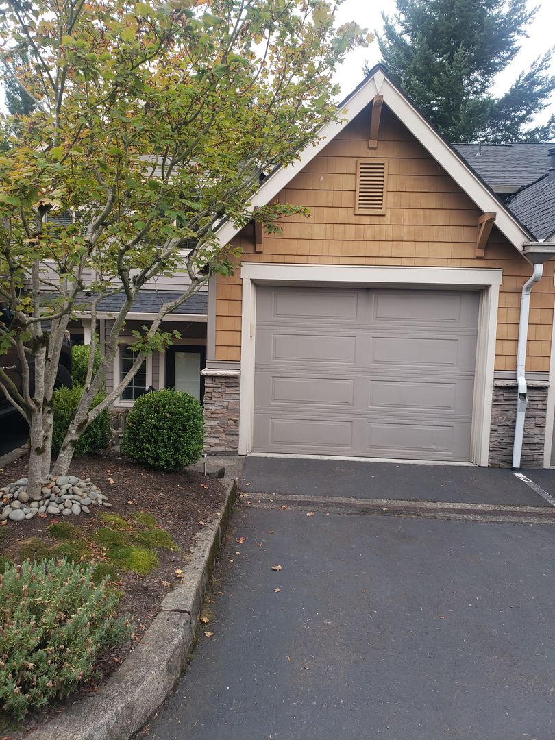 Lake Oswego Townhouse in Wooded Setting