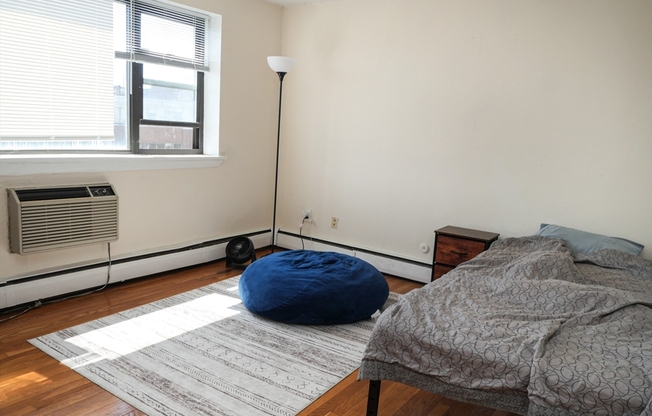 3 beds, 1 bath, 999 sqft, $4,200, Unit 21