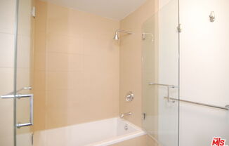 1 bed, 1 bath, 470 sqft, $1,900, Unit 608