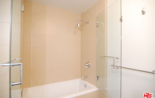 1 bed, 1 bath, 470 sqft, $1,900, Unit 608