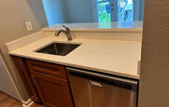 1/1 Condo Walking Distance to UT