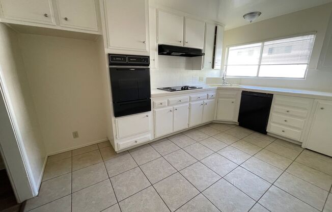 2 beds, 1 bath, 888 sqft, $2,595, Unit 201