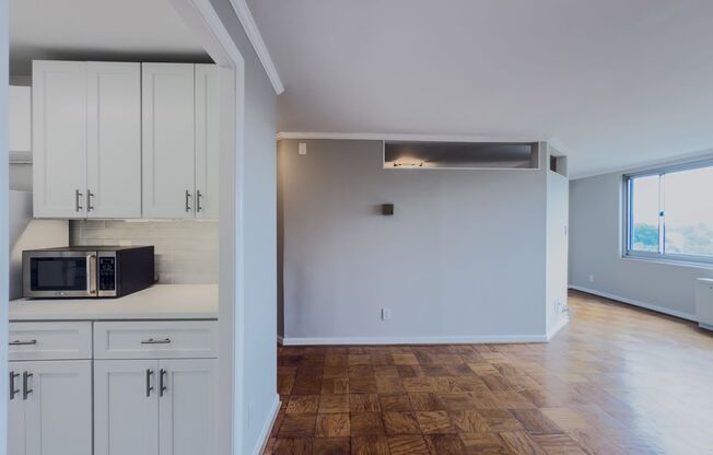 Sun filled top Floor Junior One Bedroom near Downtown Silver Spring