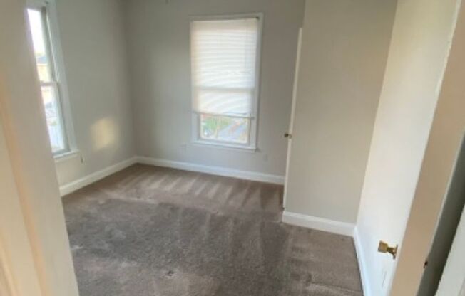 2 beds, 1 bath, 1,000 sqft, $1,250, Unit Unit 2 (upstairs)