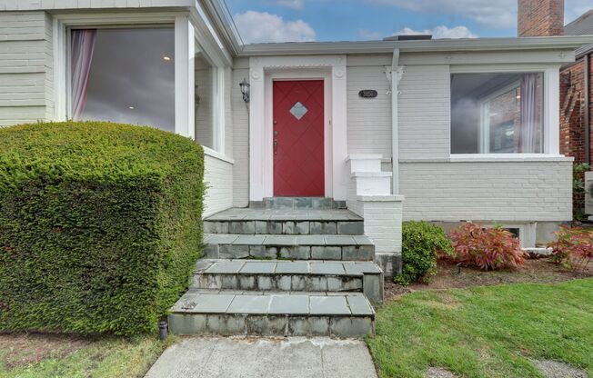 Unique Laurelhurst 3 Bedrooms with 2 Bathrooms Home Close to UW!