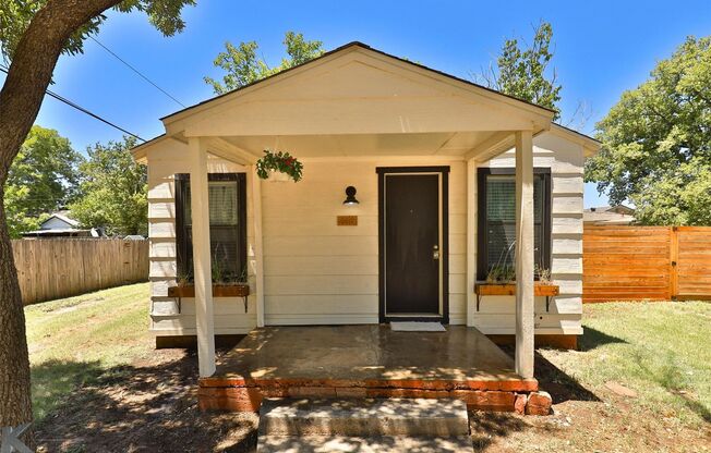 TINY HOUSE ready to rent! 1 bed, 1 bath, all appliances!