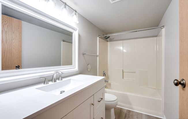 2 beds, 1 bath, 850 sqft, $999, Unit B202