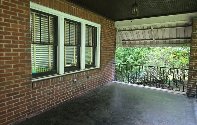 3 Bedroom House with Beautiful Front Porch - Conveniently Located