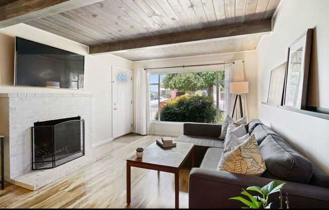 OPEN HOUSE Sunday, 5/4   2 - 4pm. Modern & Comfortable 3 Bed, 1 Bath Home on Kelly Hill - Smart Features & More!