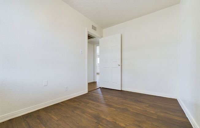 2 beds, 1 bath, 747 sqft, $700