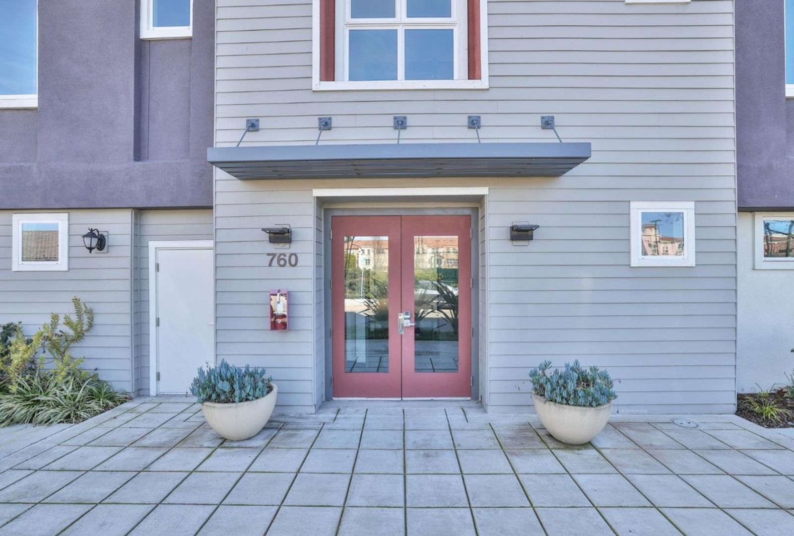 Milpitas Penthouse Condo 2 bed / 2 bath, modern and spacious, Close to 880/680 and BART
