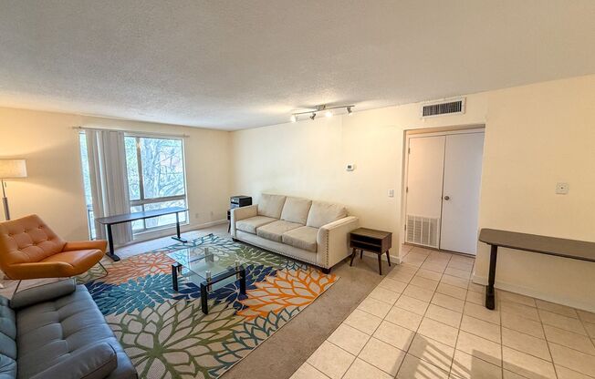 2 beds, 1 bath, $1,200, Unit Unit J-22