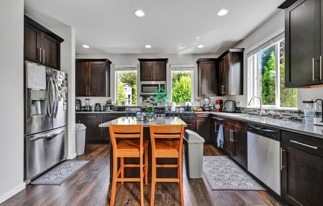 Spacious & Modern 4-Bed, 3.5-Bath Townhome in Prime Lynnwood Location