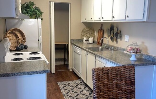 2 beds, 1 bath, 861 sqft, $1,725, Unit 47