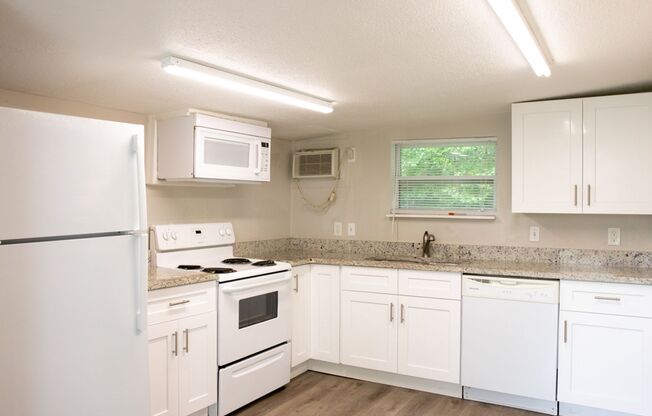Charming 1 Bed 1 Bath Triplex Cottage for Rent in Lake Mary, FL!