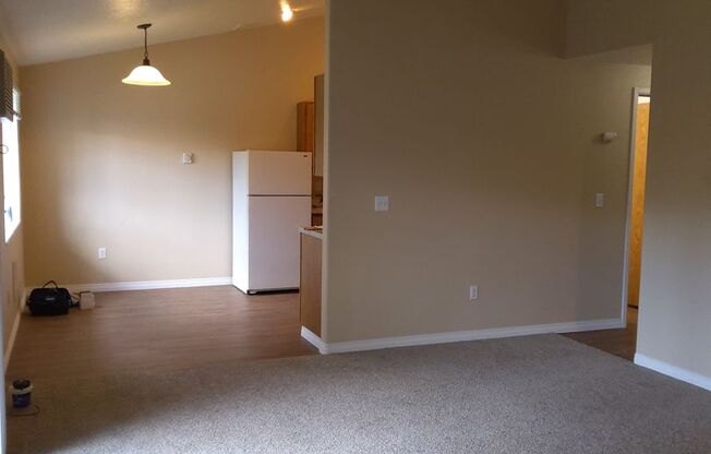 2 beds, 1 bath, 750 sqft, $1,375, Unit Bluff-6