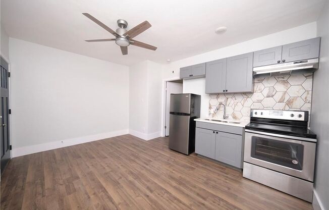High Class -  Hyde Park Hacienda - Huge 1 Bedroom - New Finish Out - Pet Friendly - Huge Yard - Everything Close $1695