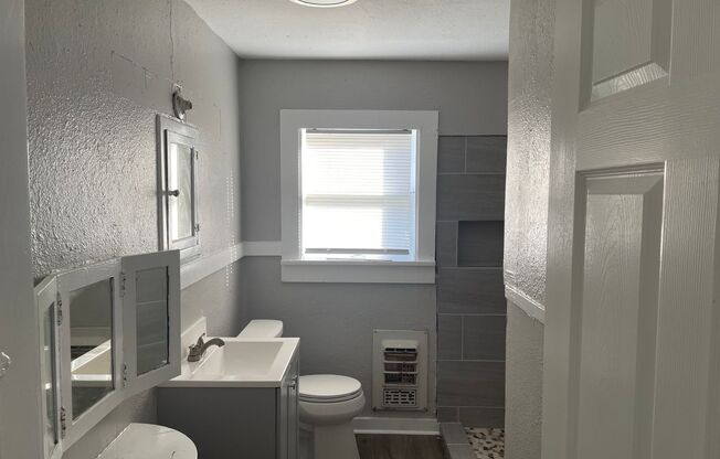 2 beds, 1 bath, $1,000, Unit 1309 Fifth St unit 1