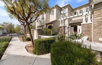 Charming 2BR Townhome in Rancho Cucamonga (Walking distance to Victoria Gardens!)