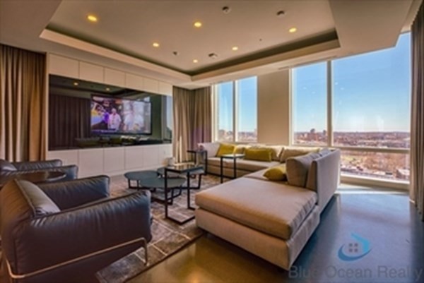 1 bed, 1 bath, 762 sqft, $4,300, Unit 24D