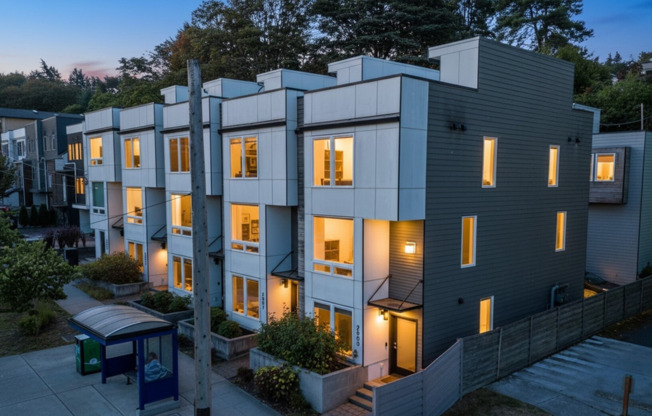 Three-Bedroom Townhouse on Queen Anne!!!!