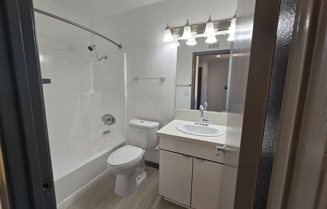 2 beds, 1 bath, 900 sqft, $3,090, Unit 131-22