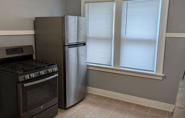 2 beds, 1 bath, $1,050, Unit 2602 N 50th St Upper