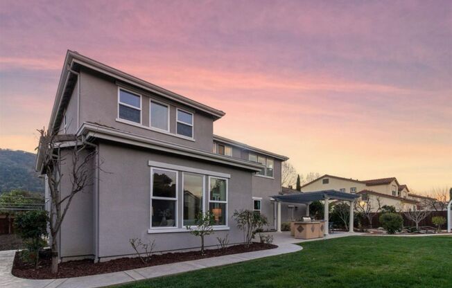 Pleasanton Ridge 5 bed/5 bath, Solar, Amenities, Great Schools, small dog OK