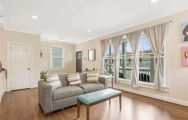 Spacious 3bd/2.5ba Home w/ Fenced Backyard in Great Location!