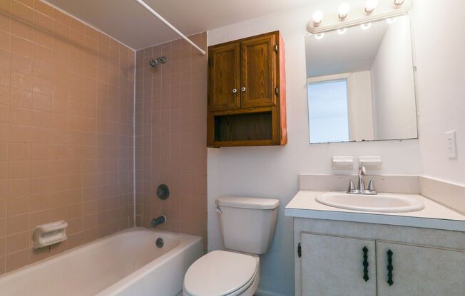 1 bed, 1 bath, $1,295, Unit Unit 010 - 2504 E Jefferson St