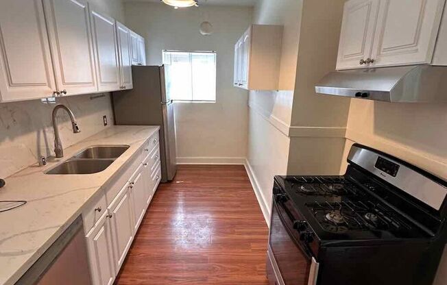 2 beds, 1 bath, $2,300