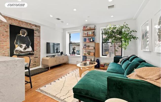 159 W 126 ST